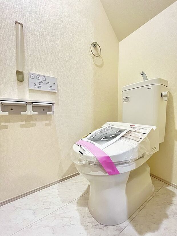 ウォシュレット機能付きのトイレ。換気のしやすい窓付きで、収納もあり実用性も兼ね備えた造り。 