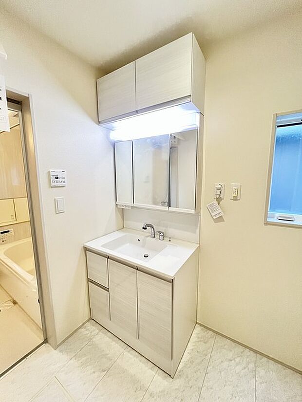 お出かけ前の身だしなみに一歩差がつく三面鏡。ミラー裏にはたっぷり収納もございます。 