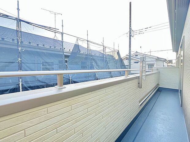 南側のお部屋から出入りできる、奥行きのあるワイドバルコニー。心地よい陽射しと暖かな風を楽しむことが出来ます。 