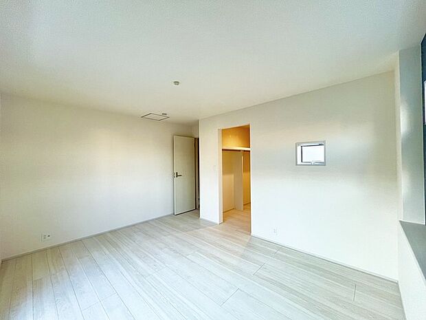 今からここを誰のお部屋にしようか、そんな洋室。大きさは8.08帖です。 