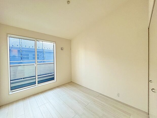 バルコニーに面した5帖の洋室。開口部からは優しい陽光が差し込み心地よい風が通り抜けます。 