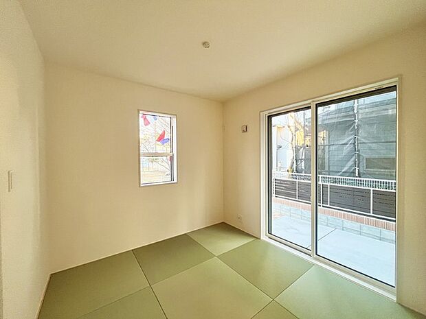 大きな開口部から明るい光が差し込む、日中の室内の明るさがこの部屋の魅力です。 