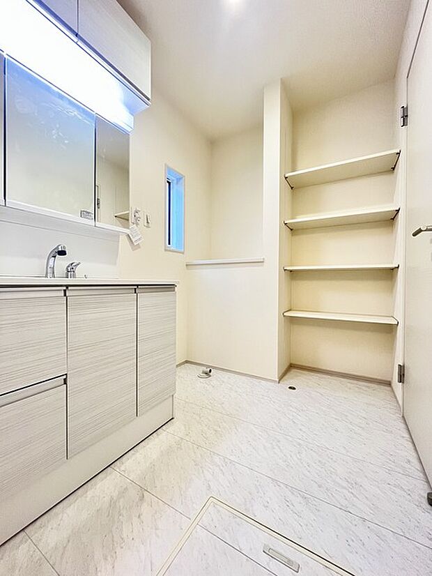 使い勝手の良い洗面台、窓があることで換気もしやすく清潔感のある空間を保てます。 