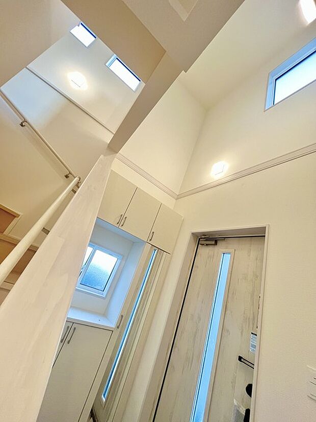 玄関はおうちの顔とも呼ばれる重要な場所！明るくスッキリと見える空間で住まう人を見送り、出迎えてくれます。 