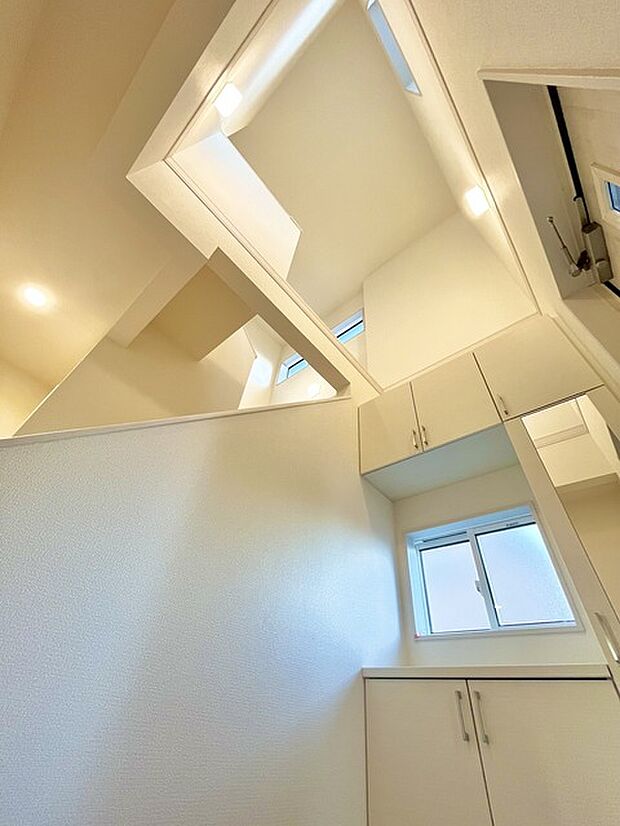 お宅の顔となる明るく開放的な玄関。ご家族皆様様の靴を収納できるスペースと全身鏡があり、お出掛け前に身だしなみチェックもできます。