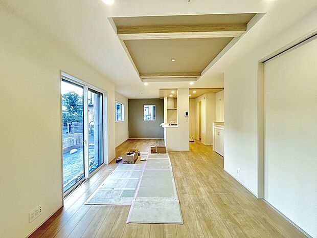 家族や友人、両親、親戚とこれから沢山の時間を紡ぐのだろう。そこを彩るのは窓から見える青い空、心地よい緑。そんなイメージが膨らむリビングスペース。