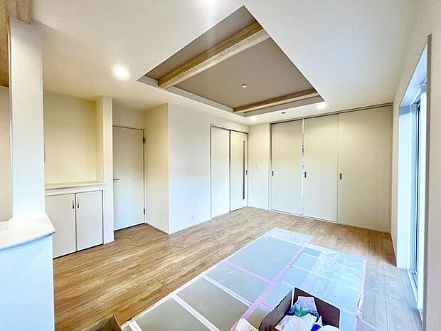 家族団欒のリビング。陽光差し込む食卓には家族の会話とスマイルが溢れます。いつまでもここで食卓を囲みたくなる、そう感じさせてくれるスペース。 