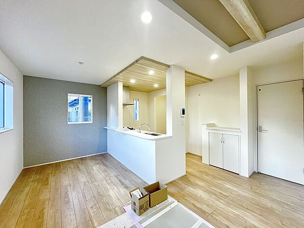 家族や友人、両親、親戚とこれから沢山の時間を紡ぐのだろう。そこを彩るのは窓から見える青い空、心地よい緑。そんなイメージが膨らむリビングスペース。