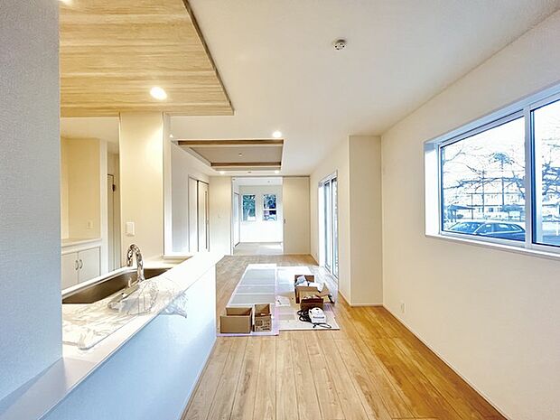 大きな開口部から明るい光が差し込むリビング。日中の室内の明るさがこの部屋の魅力です。 