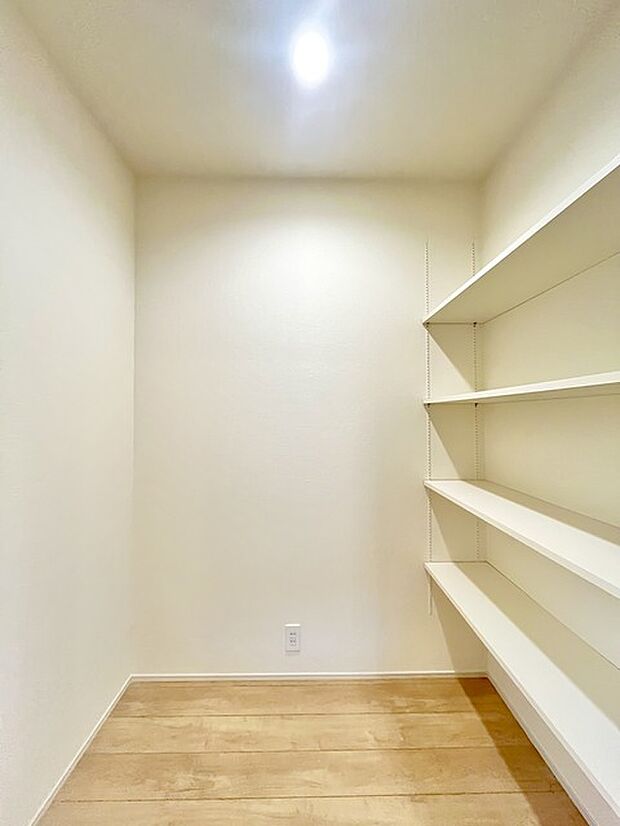 大容量のパントリーがございますので、非常食や食品のストックも沢山置けます。 