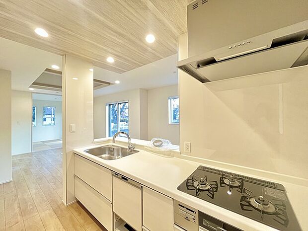 リビングにいる家族の顔が見渡せるカウンターキッチン。お料理もより一層おいしく、楽しく。食器棚を背面に設置しても十分な広さを確保しています。 