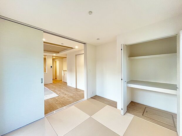 扉を開放するとLDKと洋室を一体利用できる空間！扉を閉めると独立した空間としても活用できます。 