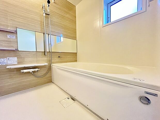 落ち着いた色味の浴室で1日の疲れをゆっくりと癒してください。