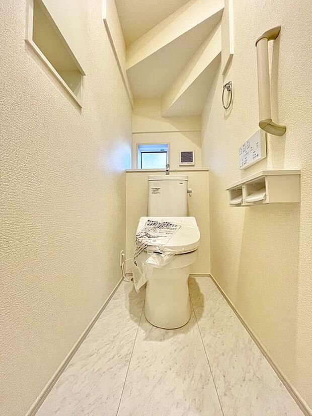 ウォシュレット機能付きのトイレ。換気のしやすい窓付きで、収納もあり実用性も兼ね備えた造り。 