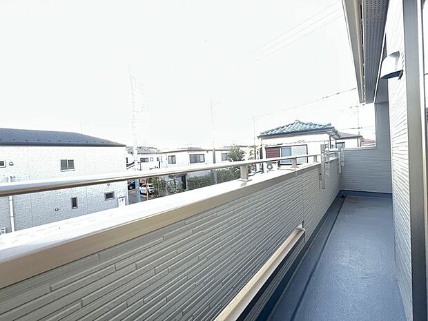 南側のお部屋から出入りできる、奥行きのあるワイドバルコニー。心地よい陽射しと暖かな風を楽しむことが出来ます。 