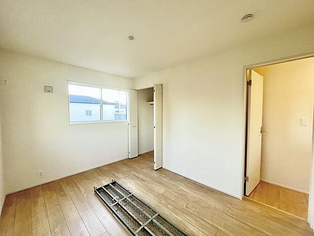 どんな家具にでも相性が良い清潔感ある白色調のクロスを採用。主張しすぎない配色、耐久性にも優れた床材は日々のメンテナンスも楽に、快適に過ごして頂けるよう考えられています。