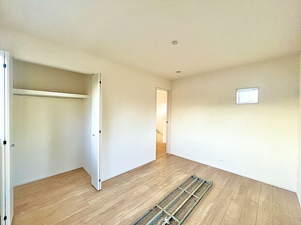 広々収納で、仕事着、普段着をまとめて収納できます。