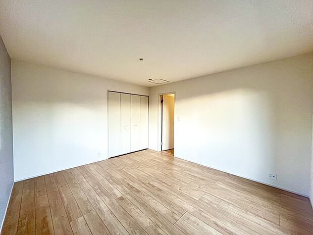 今からここを誰のお部屋にしようか、そんな洋室。大きさは8.08帖です。