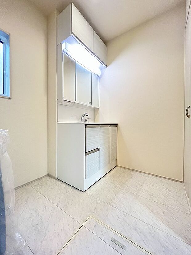 ゆとりの洗面スペースで朝の身支度もスムーズに行えます。