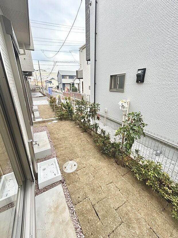 戸建てならではのお庭スペース。BBQやガーデニング、お子様のプールなど、、、、様々な楽しみ方ができるプライベート空間。ご家族皆さままで思いっきりお楽しみください。 