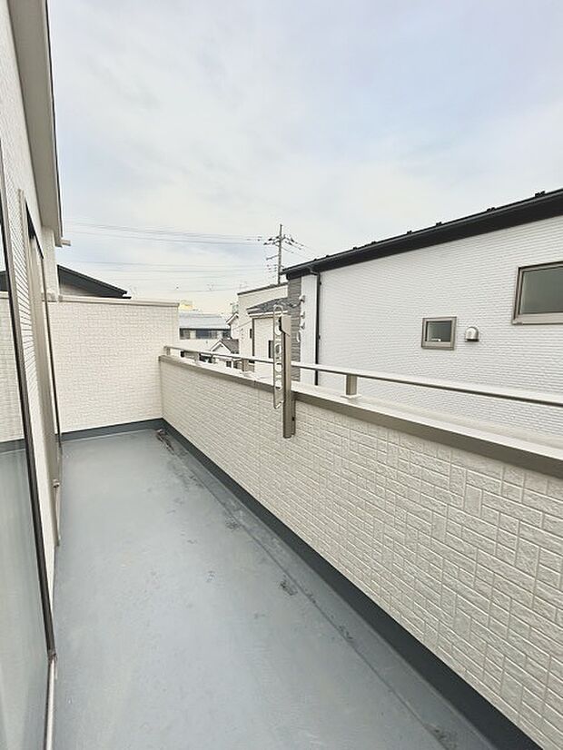 陽ざしが差込む明るいバルコニー。奥行きのあるバルコニーはお洗濯時に助かります。 