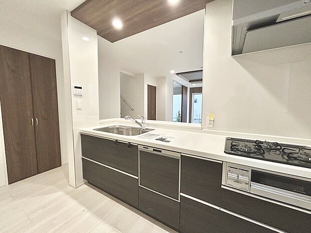 リビングにいる家族の顔が見渡せるカウンターキッチン。お料理もより一層おいしく、楽しく。食器棚を背面に設置しても十分な広さを確保しています。 