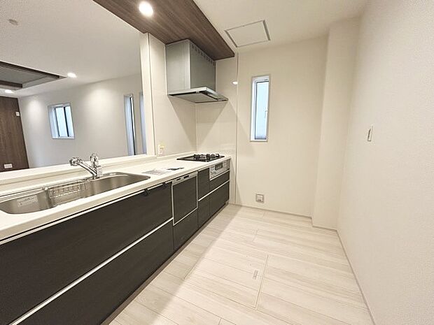 家族が一番集まる場所だから広々としつつも素敵な空間であって欲しい。皆がくつろぐリビングからキッチンまでが一つに繋がる空間。 