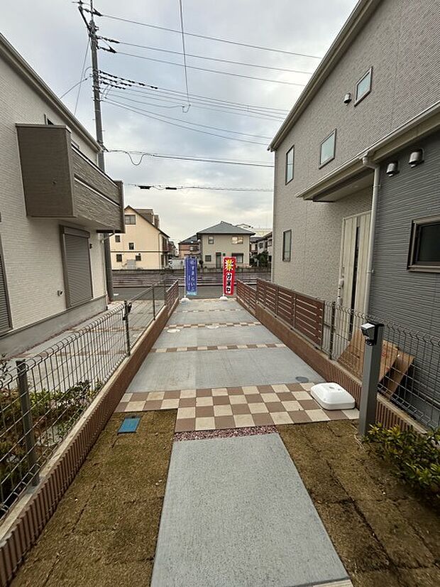 通りから入ったプライベート空間で落ち着いた雰囲気でお住いになる。敷地部分でお子様の遊ぶスペースや駐車スペースに活用できます。 