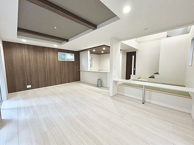 夕食の時間。家族、友人、両親、親戚との会話がより料理を美味しくしてくれる。あっという間に時間が過ぎてしまう居心地の良さは、普段はほっとする空間としてここにあります。 