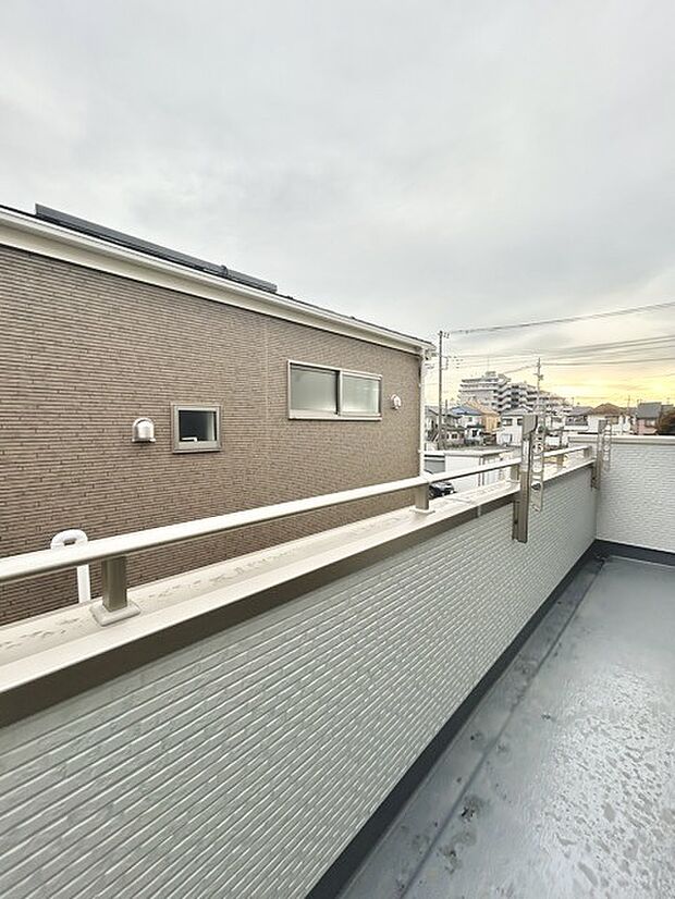 陽ざしが差込む明るいバルコニー。奥行きのあるバルコニーはお洗濯時に助かります。 