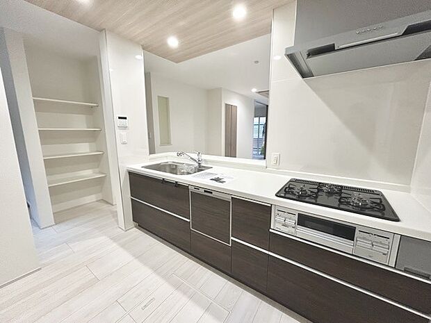 家族が一番集まる場所だから広々としつつも素敵な空間であって欲しい。皆がくつろぐリビングからキッチンまでが一つに繋がる空間。 