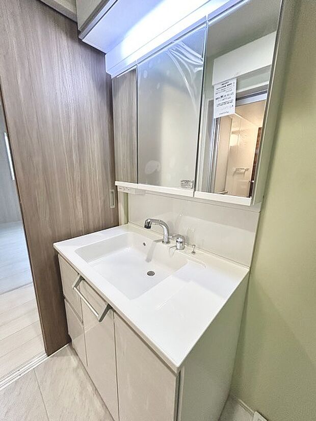 お出かけ前の身だしなみに一歩差がつく三面鏡。ミラー裏にはたっぷり収納もございます。 