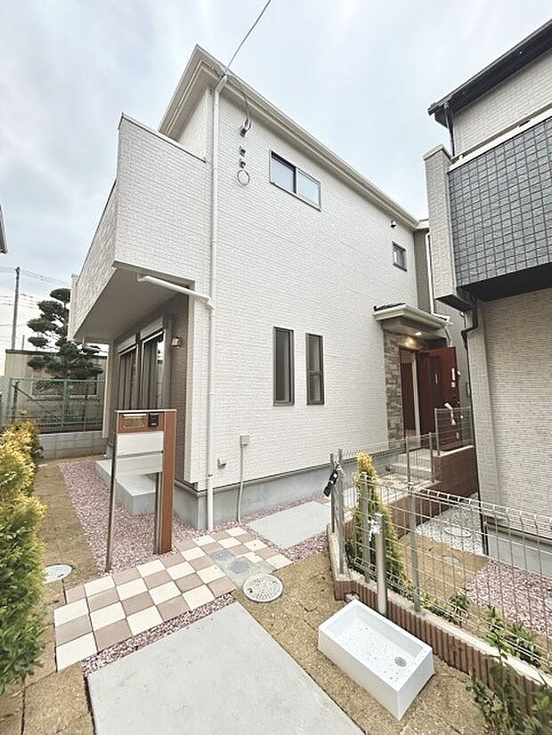 通りから入ったプライベート空間で落ち着いた雰囲気でお住いになる。敷地部分でお子様の遊ぶスペースや駐車スペースに活用できます。 