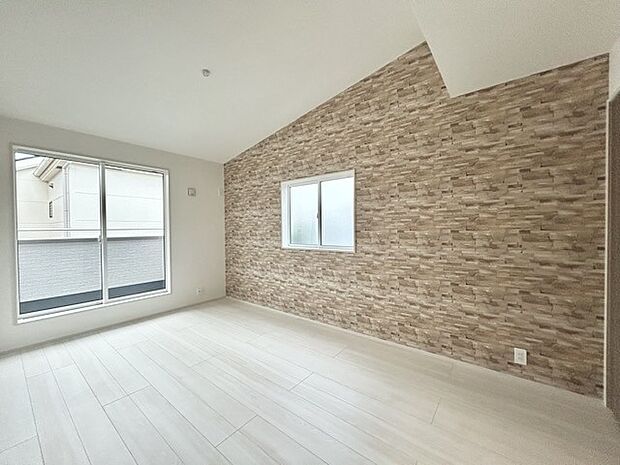 大きな開口部から明るい光が差し込む、日中の室内の明るさがこの部屋の魅力です。 