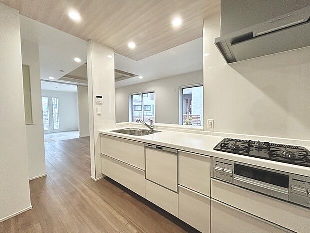 家族団欒のリビング。陽光差し込む食卓には家族の会話とスマイルが溢れます。いつまでもここで食卓を囲みたくなる、そう感じさせてくれるスペース。 