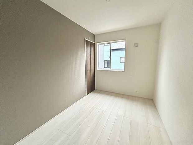 どんな家具にでも相性が良い清潔感ある白色調のクロスを採用。主張しすぎない配色、耐久性にも優れた床材は日々のメンテナンスも楽に、快適に過ごして頂けるよう考えられています。 