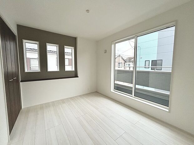 大きな開口部から明るい光が差し込む、日中の室内の明るさがこの部屋の魅力です。 