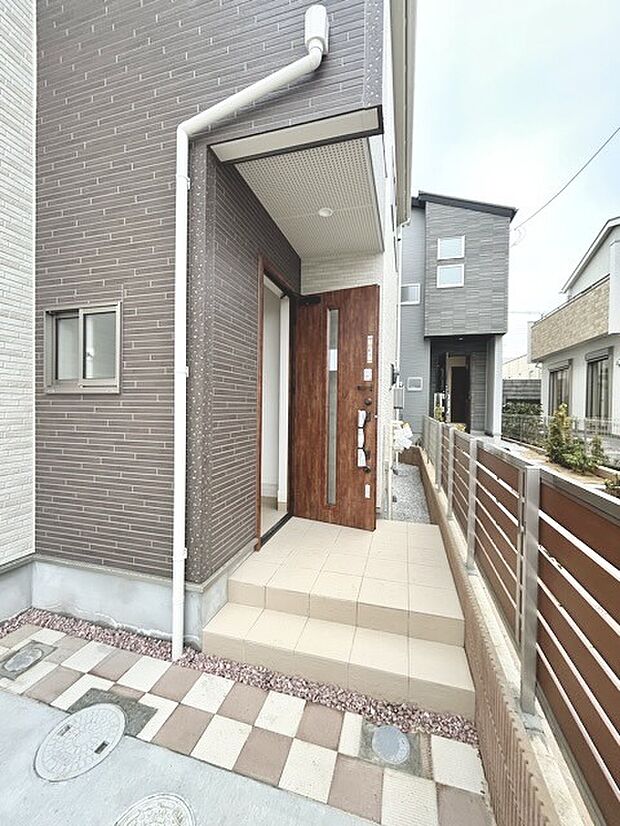 玄関はおうちの顔とも呼ばれる重要な場所！明るくスッキリと見える空間で住まう人を見送り、出迎えてくれます。 