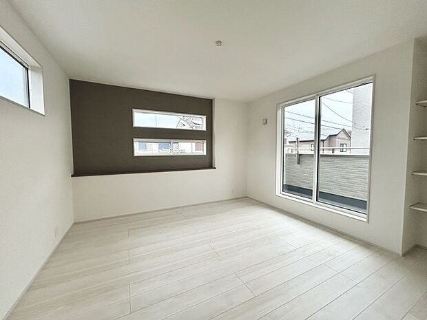 大きな開口部から明るい光が差し込む、日中の室内の明るさがこの部屋の魅力です。 