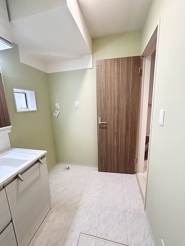 ゆとりの洗面スペースで朝の身支度もスムーズに行えます。 