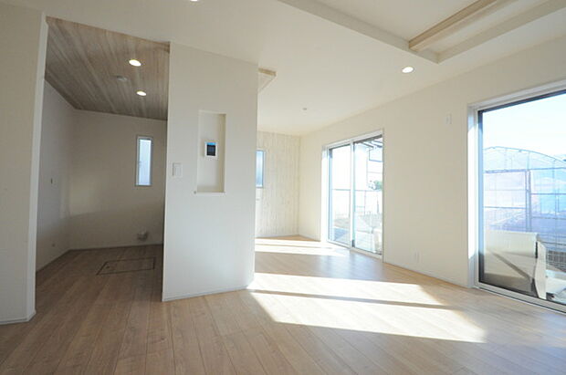 夕食の時間。家族、友人、両親、親戚との会話がより料理を美味しくしてくれる。あっという間に時間が過ぎてしまう居心地の良さは、普段はほっとする空間としてここにあります。