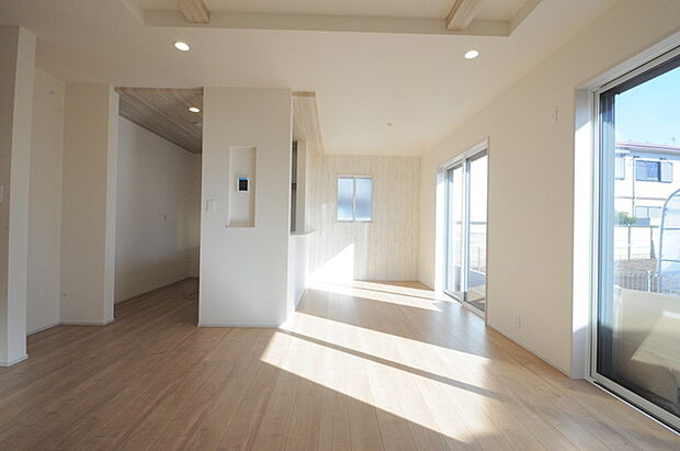 家族や友人、両親、親戚とこれから沢山の時間を紡ぐのだろう。そこを彩るのは窓から見える青い空、心地よい緑。そんなイメージが膨らむリビングスペース。