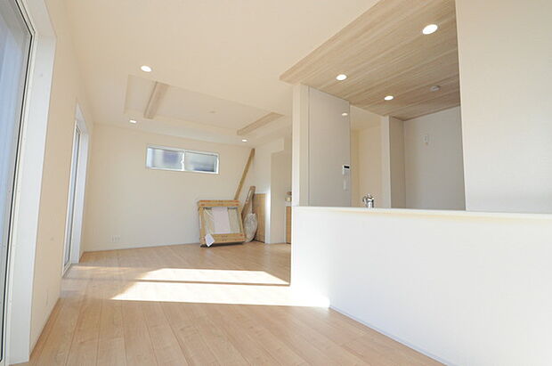 家族が一番集まる場所だから広々としつつも素敵な空間であって欲しい。皆がくつろぐリビングからキッチンまでが一つに繋がる空間。