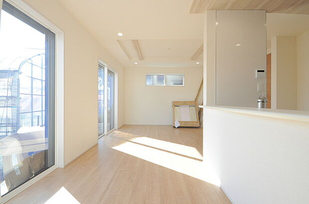 家族の集うリビングには色々な方向から光が差し込む設計に。家族のコミュニケーションが弾むスポットだから明るい雰囲気であってほしい。