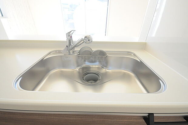 人工大理石を使用したシステムキッチン。永く傷つきにくく、お手入れもしやすい高機能性です。