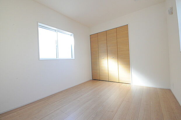 どんな家具にでも相性が良い清潔感ある白色調のクロスを採用。主張しすぎない配色、耐久性にも優れた床材は日々のメンテナンスも楽に、快適に過ごして頂けるよう考えられています。