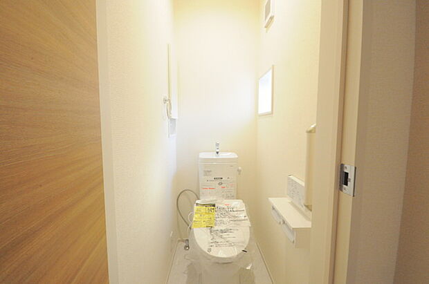 ウォシュレット機能付きのトイレ。換気のしやすい窓付きで、収納もあり実用性も兼ね備えた造り。