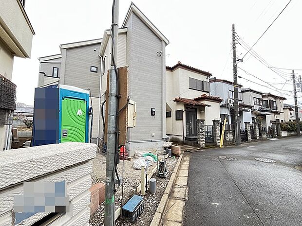 戸建てが立ち並ぶ静かな住宅街。四季折々の移り変わりを感じながら自然と楽しみ、暮らす、そんな毎日を日々の中で感じられる住環境 