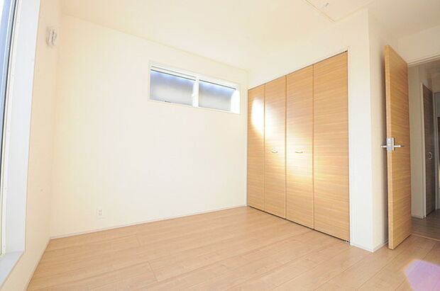 どんな家具にでも相性が良い清潔感ある白色調のクロスを採用。主張しすぎない配色、耐久性にも優れた床材は日々のメンテナンスも楽に、快適に過ごして頂けるよう考えられています。