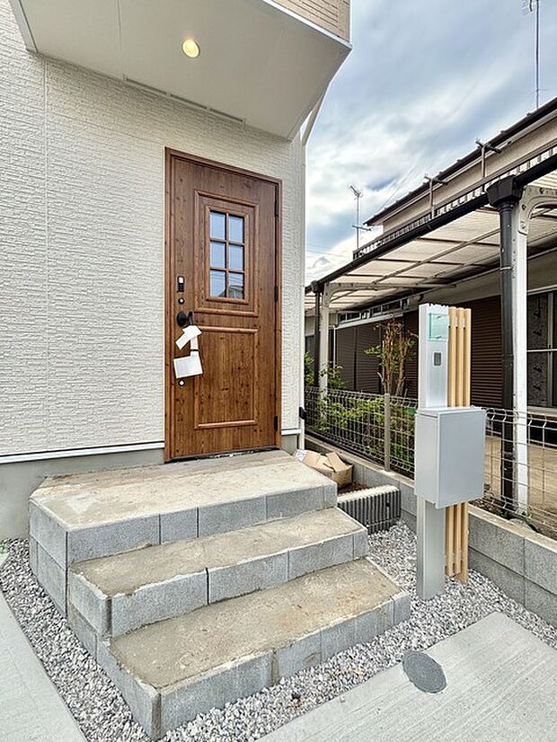 玄関はおうちの顔とも呼ばれる重要な場所!明るくスッキリと見える空間で住まう人を見送り、出迎えてくれます。